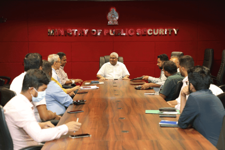 මාර්ගගත ක්‍රමවල සුරක්ෂිතතා පනත ගැන ඇමති ටිරාන්ගෙන් කරුණු පැහැදිලි කිරීමක්