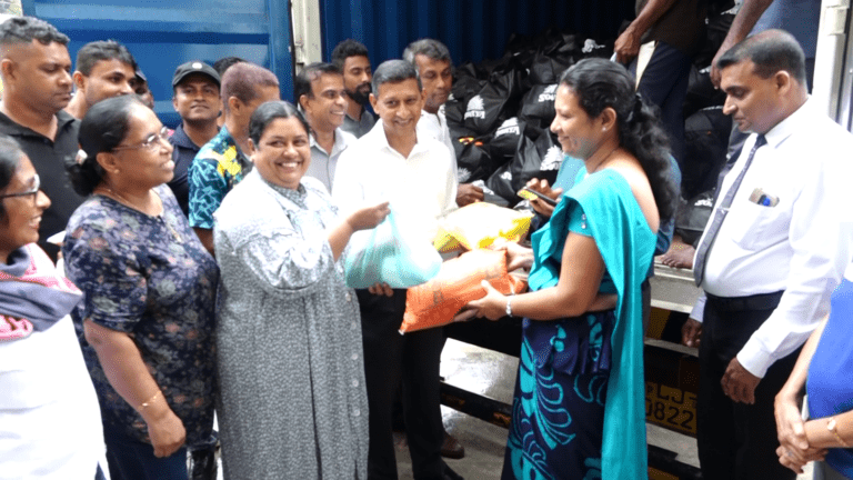 ගංවතුරින් අවතැන්වූවන්ට මහනුවර දිස්ත්‍රික්කයෙන් රුපියල් ලක්ෂ 25ක ද්‍රව්‍යාධාර