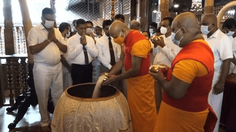 යල කන්නයෙන් නෙළාගත් නැවුම් අස්වැන්න ශ්‍රී දන්ත ධාතූන් වහන්සේ වෙත