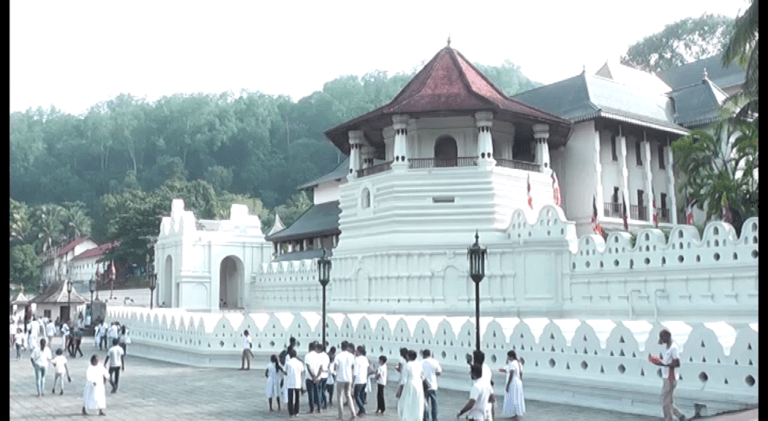 වප් පුරපසළොස්වක පෝය නිමිත්තෙන් දහස් සංඛ්‍යාත සැදැහැවතුන් ශ්‍රී දළදා මාලිගාවට