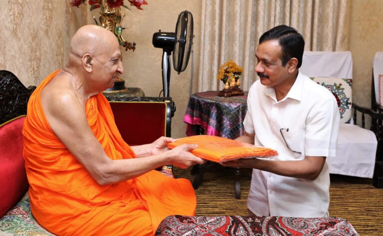 කපු නූල් උපයෝගී කොට සකස් කරන ලද චීවර මහා සංඝරත්නයට පිළිගැන්වේ.