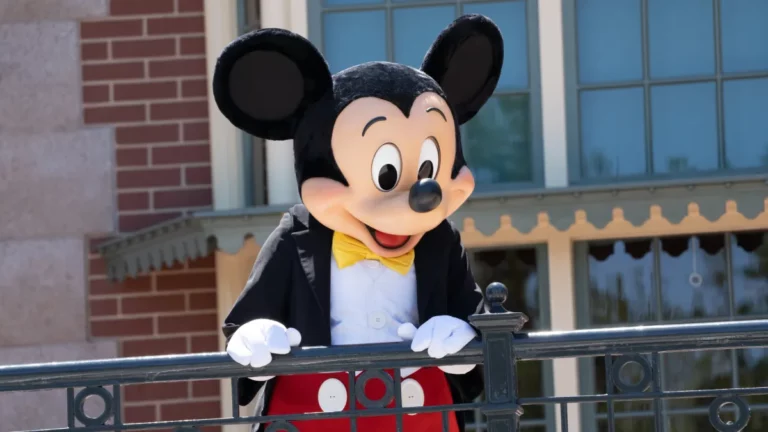 වයසට නොයන Mickey Mouse ගේ 95 වන උපන්දිනය අද!