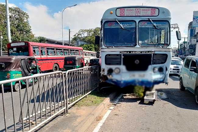 බස් එකක් කල හදියක්!