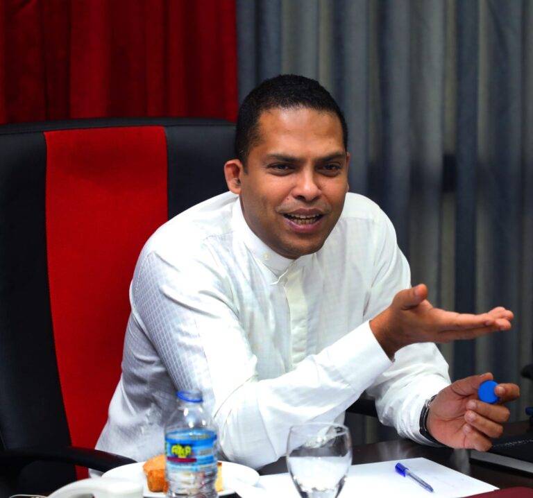 හරීන් යා යුතු හරි පාරේ තිබිය හරි මං සළකුණු ටිකක්