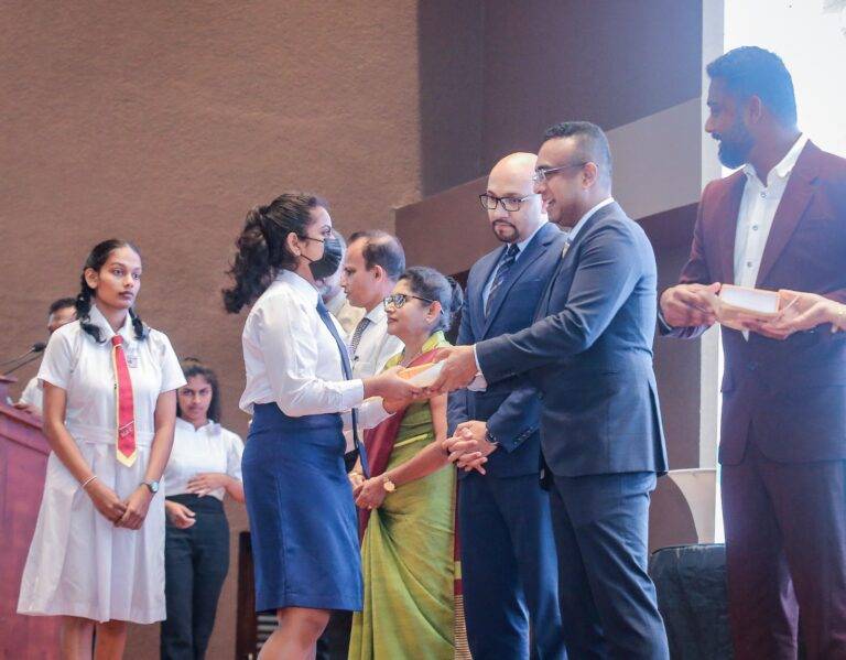 විගමණික ශ්‍රමිකයින්ගේ දූ දරුවන්ට ශිෂ්‍යත්ව!