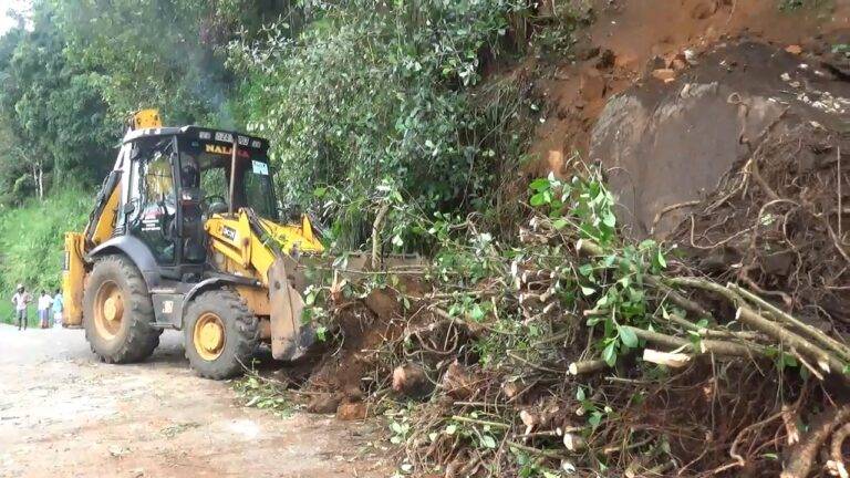 නාවලපිටිය-පූඩළුඔය ප්‍රධාන මාර්ගයට පස් කන්දක් කඩා වැටේ! රථවාහන ධාවනයට බාධා!
