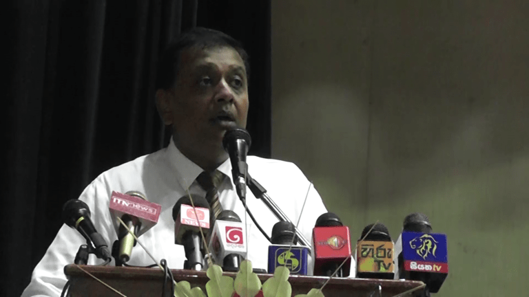 දෙමාපිය මුදලට යටවීමෙන් විදුහල්පතිවරුන්ගේ බලය පිරිහී ඇතැයි පළාත් අධ්‍යාපන අමාත්‍යංශ ලේකම් කියයි.