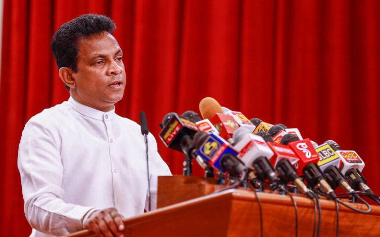 පළාත් පාලන සේවකයින් 8400කට ස්ථිර පත්වීම්!
