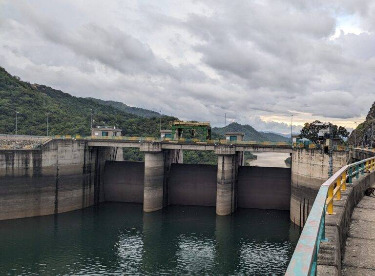 ඇද හැලෙන මහ වැසි හමුවේ ප්‍රධාන ජලාශවල ජල මට්ටම් ඉහළට