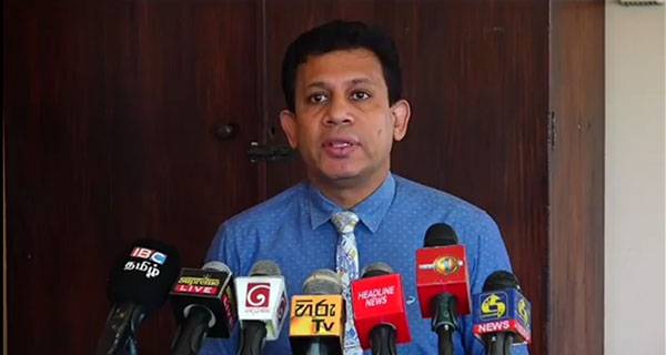 කොවිඩ් ඕනෑවටත් වඩා බාල්දු කර අනවශ්‍ය අවධානමක් ඇති කරලා  – රවී කුමුදේශ්