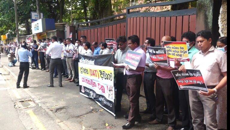 ආර්ථික යුක්තියත් නිදහස් සෞඛ්‍යයේ ආරක්ෂාවත් ඉල්ලා ජාතික රෝහලේ වෛද්‍ය විරෝධයක්!