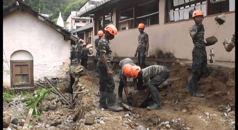 පාසල් ආශ්‍රිත ආපදා අවම කර ගැනීම සඳහා තීරණ ගැනීමේ බලය කලාප අධ්‍යාපන අධ්‍යක්ෂවරුන්ට