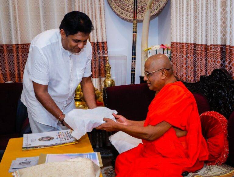 විපක්ෂ නායකවරයාගේ ප්‍රධාන දායකත්වයෙන් පැවැත්වූ සෝමවතියේ කඨින චීවර පූජාව!