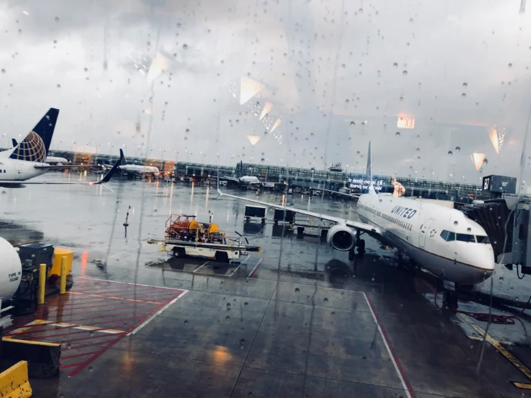 අධික වර්ෂාව හේතුවෙන් එක්සත් ජනපදයේ දකුණු සහ ඊසානදිග ප්‍රදේශවල ගුවන් ගමන් 4,800 ක් ප්‍රමාදයි!