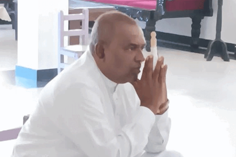 ආණ්ඩු පක්ෂ කණ්ඩායම් රැස්වීමේ ගැටුමක්. පොහොට්ටු මන්ත්‍රීවරයෙක් තුවාල ලබා රෝහලට !