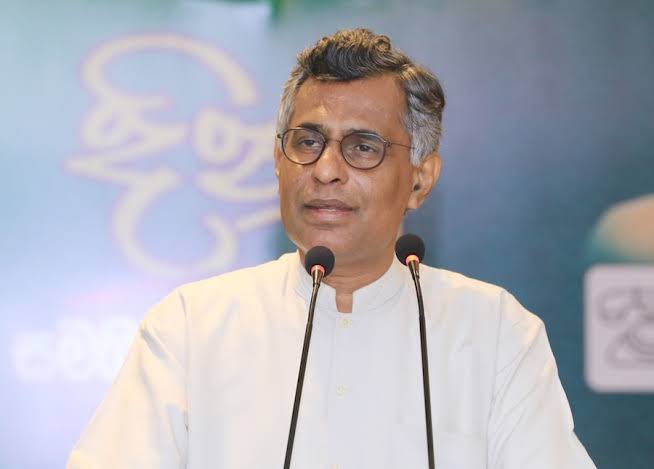 ඇති හැකි අයගේ දරුවන් රටින් පිටමං වුණා, රට මානව කාන්තාරයක් වුණා – චම්පික කියයි.