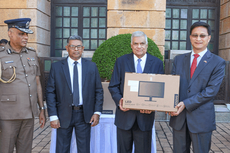 මහජන චීන සමූහාණ්ඩුවෙන් ශ්‍රී ලංකා පොලීසියට යතුරු පැදි සහ පරිගණක ප්‍රදානයක්