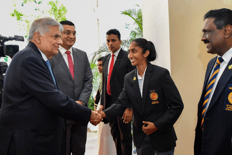 ආසියානු රන් පදක්කම් දිනූ තරුෂි කරුණාරත්න ශිෂ්‍යාව ජනපති හමු වෙයි. පාසලටත් ආධාර