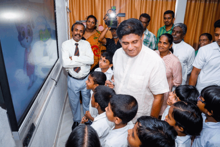 සජිත්ගේ “සක්වල” වැඩසටහනේ 50 වැනි ස්මාර්ට් ක්ලාස් රූම් එක කඩුගොඩ කනිෂ්ට විද්‍යාලයට (VIDEO)