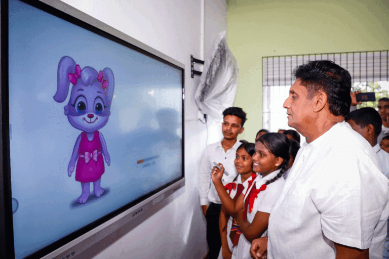 සජිත්ගේ “සක්වල” වැඩසටහනේ 44 වැනි ස්මාර්ට් ක්ලාස් රූම් එක ලංකාපුර මහා විද්‍යාලයට (Photos)