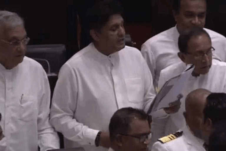 පාර්ලිමේන්තුවේ උණුසුම් තත්වයක්. සභාව මඳකට කල්තබයි !