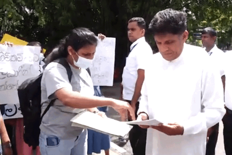 පාර්ලිමේන්තුව ඉදිරිපිට උද්ඝෝෂණයේ නියැලි උපාධිධාරීන් හමුවීමට විපක්ෂ නායක සජිත් යයි (VIDEO)