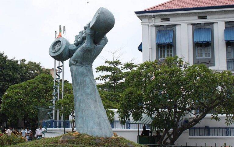 NSB සිය SLT කොටස් විකුණාදමයි!