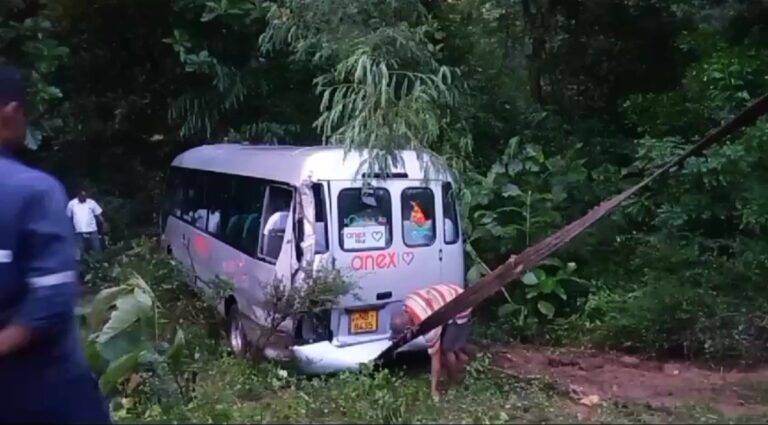 තණමල්විලදී විදේශිකයින් ගෙන ගිය බස් රථයකට අනතුරක්!