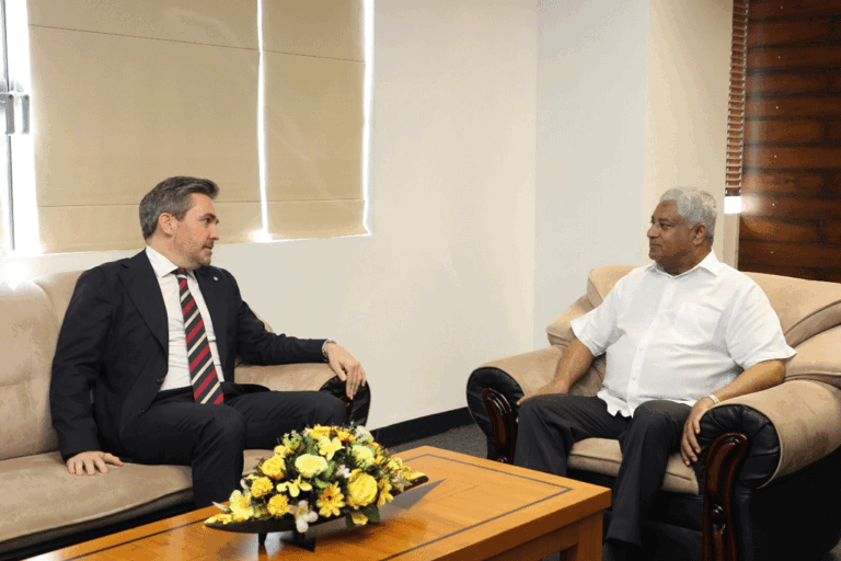 එක්සත් ජාතීන්ගේ නේවාසික සම්බන්ධීකාරකවරයා සහ මහජන ආරක්ෂක ඇමති ටිරාන් අතර හමුවක්