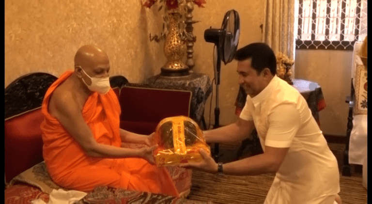 ක්‍රීඩා අමාත්‍ය රොෂාන් රණසිංහ මල්වතු පාර්ශවයේ මහා නායක හිමියන් බැහැ දැකීමට පැමිණේ.