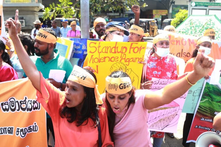 ස්ත්‍රී ප්‍රචණ්ඩත්වයට එරෙහිව ස්ත්‍රී මධ්‍යස්ථානය විරෝධතාවේ!