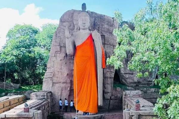 අවුකන බුද්ධ ප්‍රතිමාවට සිවුරු ඇන්දවීම ගැන පුරාවිද්‍යා දෙපාර්තමේන්තුව කරුණු කියයි!