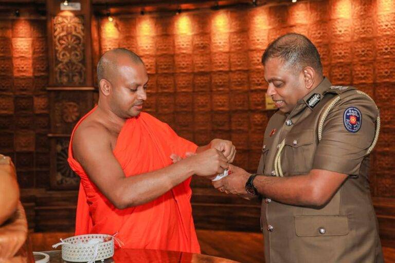 වැඩබලන පොලිස්පති ශ්‍රී දළදා සමිඳුන් වැඳ පුදාගනී!