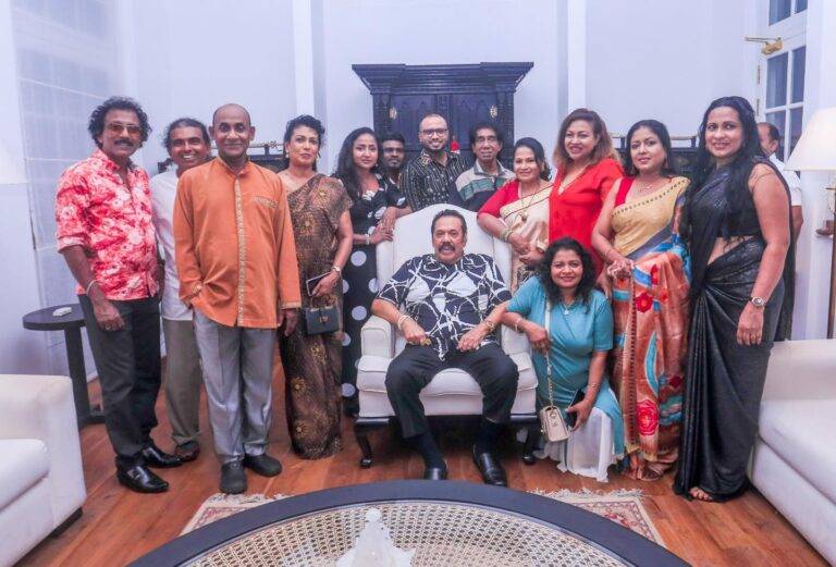 හිටපු ජනාධිපති මහින්ද සහ කලාකරුවන් අතර හමුවක්!