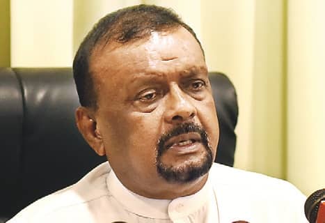 වැට් එකට අත ඉස්සුවේ කැමැත්තෙන් නෙවෙයි!
