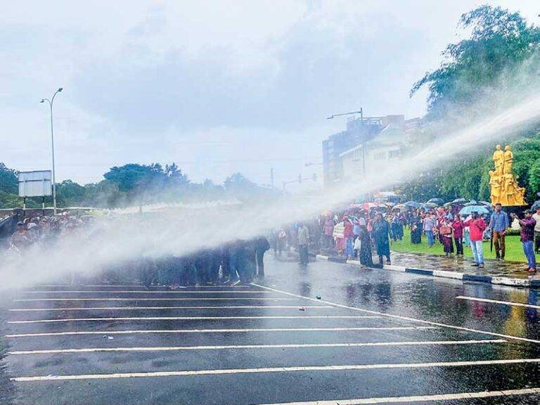වැඩබලන පොලිස්පතිට එරෙහිව NPP කාන්තාවන්ගෙන් පෙත්සමක්!