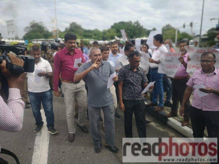 තැපැල් වෘත්තීය සමිති පාර්ලිමේන්තු වට රවුමේ විරෝධතාවක!