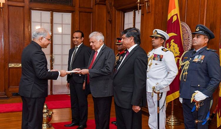 නව ඉන්දියානු මහකොමසාරිස් සන්තොෂ් ජා සිය අක්ත පත්‍ර භාරදෙයි!