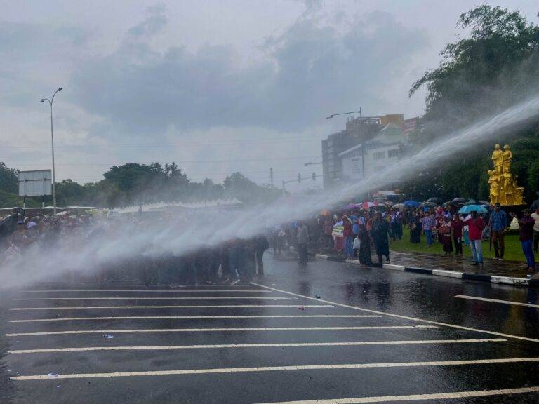 කාන්තා සංවිධාන විරෝධයකට පොලිසිය ජල ප්‍රහාරයක්!