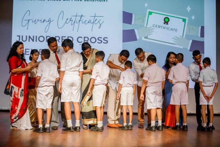 කොළඹ පාසල් රතු කුරුස කනිෂ්ඨයන්ට පදක්කම් පළඳවයි!