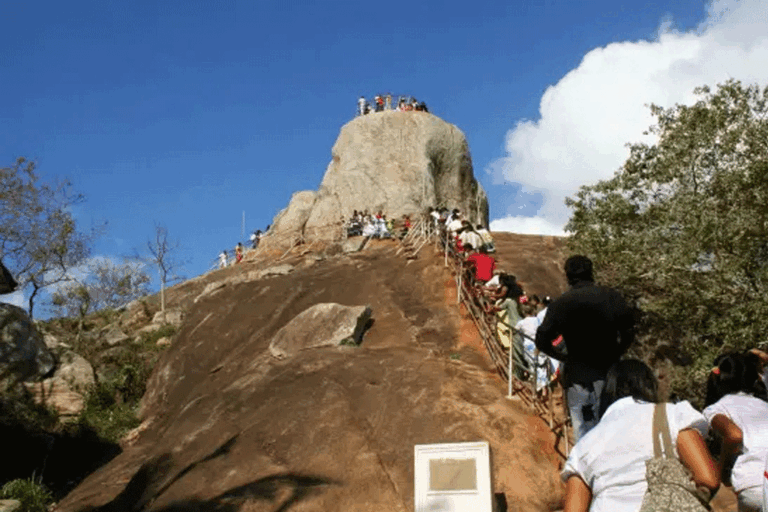 මිහින්තලේ පුදබිමට යොදවා සිටි හමුදා සහ සිවිල් ආරක්ෂක 252 දෙනාම ඉවත් කරගන්නවා – ප්‍රමිත