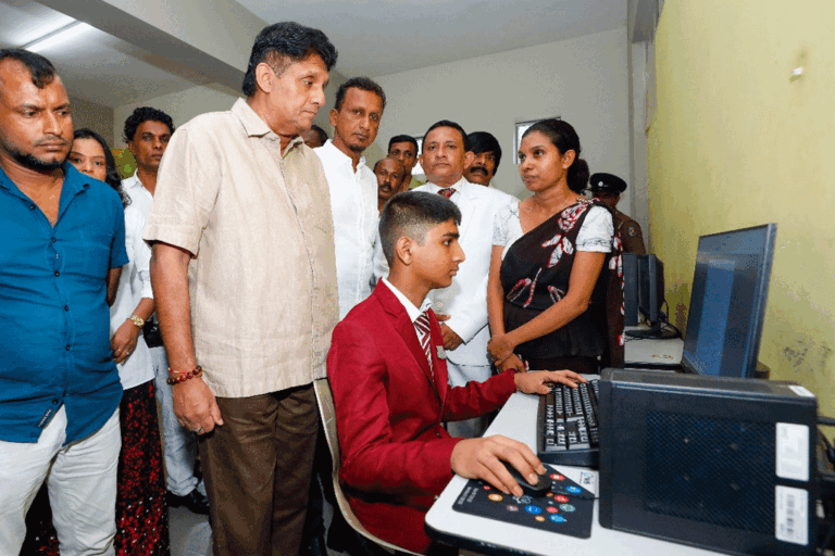 රජයේ පාසල් සියල්ල සුහුරු අධ්‍යාපන කේන්ද්‍රස්ථාන බවට පත් කිරීමේ අභියෝගය භාර ගන්නවා – සජිත් (VIDEO)