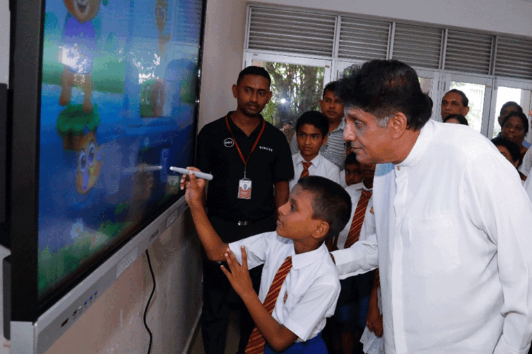 සජිත්ගේ “සක්වල” 51 වැනි අදියරින් මුල්ලේරියාව රාහුල විදුහලට ස්මාර්ට් පන්ති කාමරයක් (VIDEO)