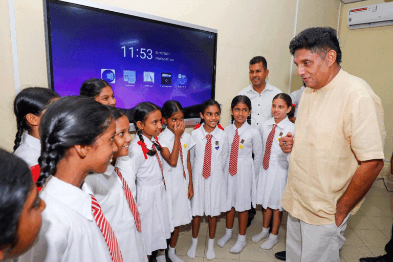 සජිත්ගේ “සක්වල” 55 අදියරින් නුගේගොඩ ශාන්ත ජෝසප් බාලිකාවට ස්මාර්ට් පන්ති කාමරයක් (VIDEO)