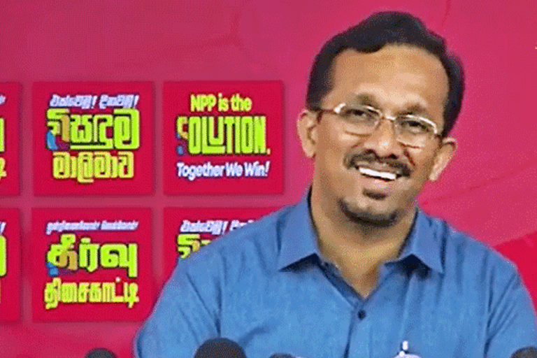 ජනතාව ගඩොල් කැටයක් කාලා හරි අගෝස්තු වෙනකල් ඉවසාගෙන ඉන්න ලෑස්තියි – හඳුන්නෙත්ති (VIDEO)