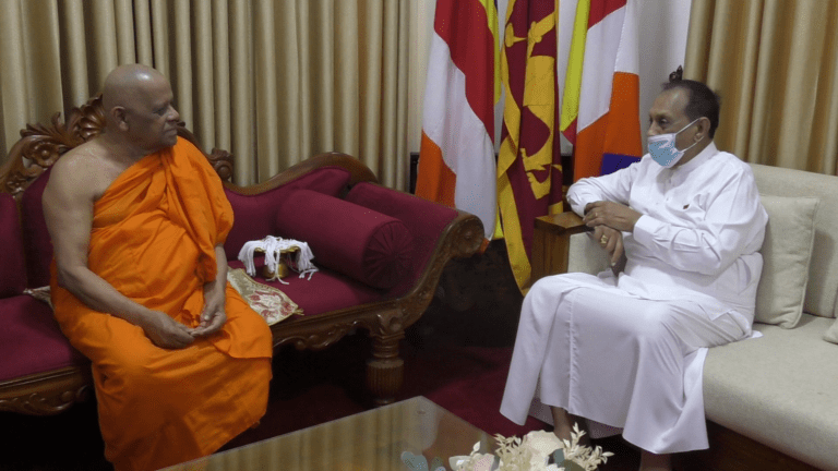 රටට සුදුසු නායකත්වයක් ඉදිරියේදී විදේශයකින් ගෙන ඒමට සිදුවනු ඇතැයි මල්වතු පාර්ශවයේ මහා නායක හිමියෝ පවසති.