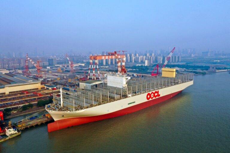 ලොව විශාලතම බහාලුම් නෞකාව ‘OOCL Valencia’ ගමන් අරඹයි!