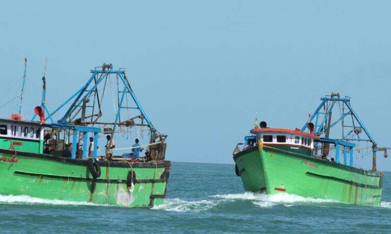 අනවසර ධීවර කටයුතුවල නිරත වූ ඉන්දීය ධීවරයින් 12 දෙනෙකු අත්අඩංගුවට!