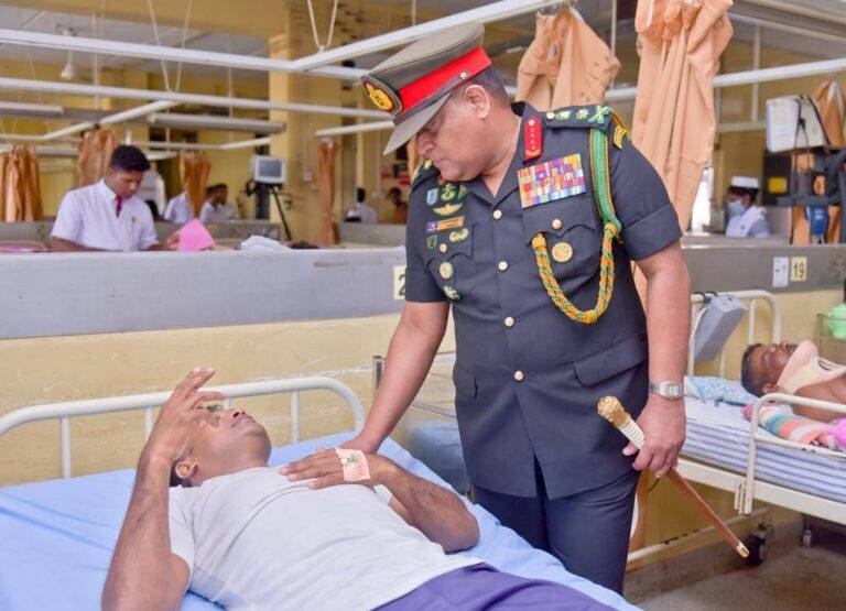 අනතුරට ලක් වූ පැරසුට් බටයන් බැලීමට ආරක්ෂක මාන්ඩලික ප්‍රධානි ජනරාල් ශවේන්ද්‍ර සිල්වා යයි!
