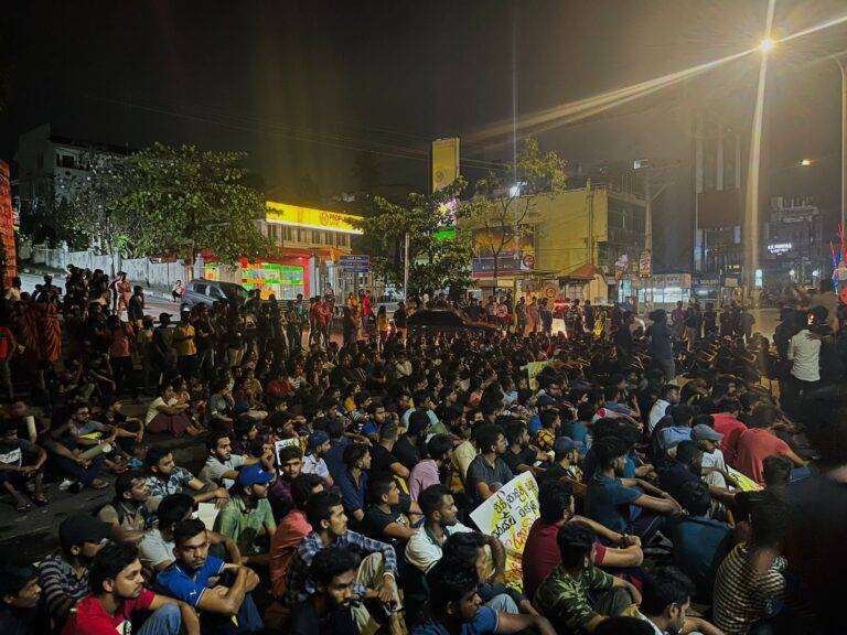 රනිල්ට එරෙහි වූ කැලණි සිසුන්ට කඳුළු ගෑස්වලින් උත්තර දෙයි! සිසුනුත් විරෝධය අතනොහරි!(VIDEO)
